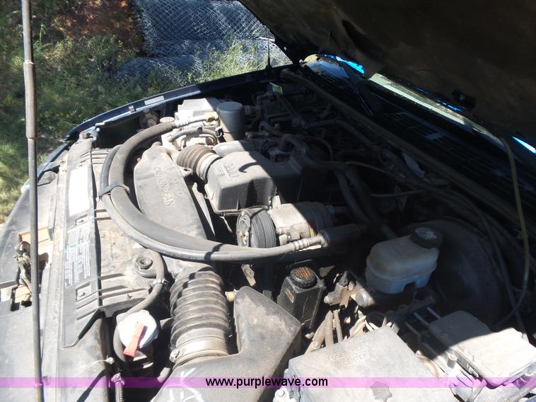 image for item L5985 2000 Chevrolet S10 pickup truck