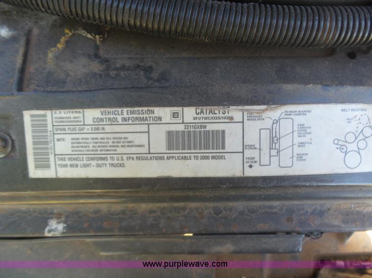 image for item L5985 2000 Chevrolet S10 pickup truck