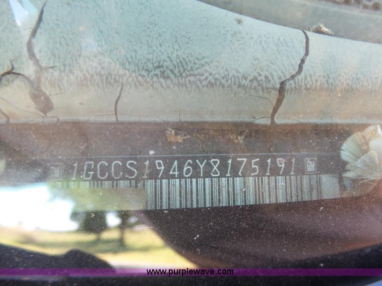 image for item L5985 2000 Chevrolet S10 pickup truck