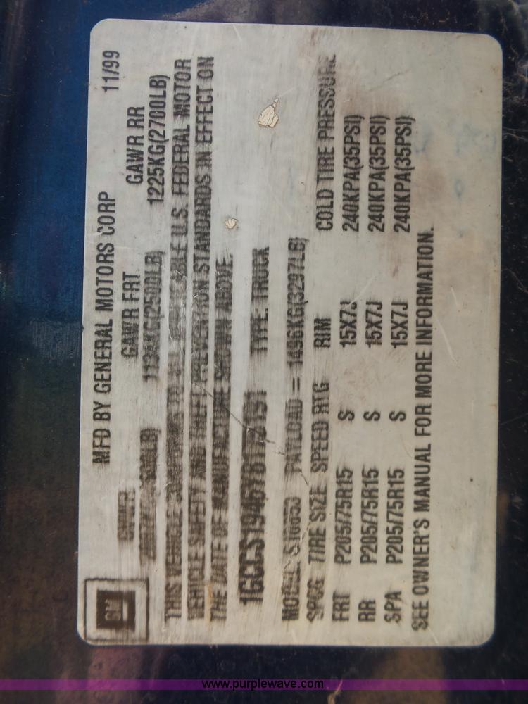 image for item L5985 2000 Chevrolet S10 pickup truck