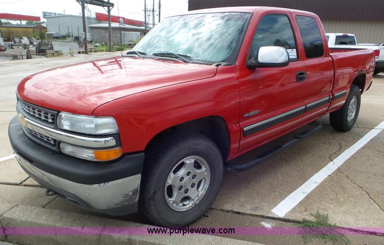 image for item L6977 2002 Chevrolet Silverado 1500 Ext. Cab pickup truck