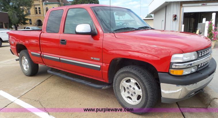 image for item L6977 2002 Chevrolet Silverado 1500 Ext. Cab pickup truck
