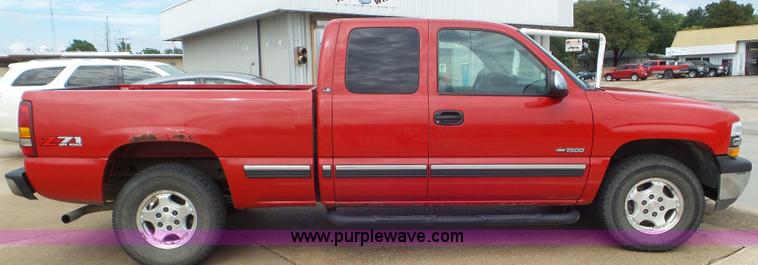 image for item L6977 2002 Chevrolet Silverado 1500 Ext. Cab pickup truck