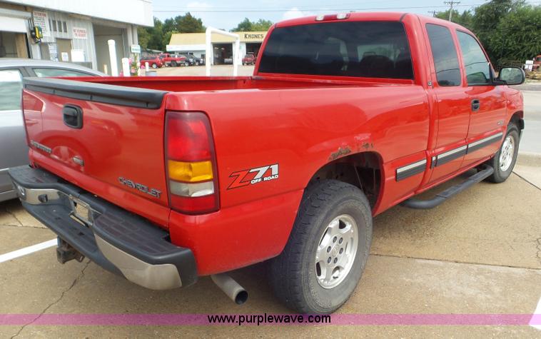 image for item L6977 2002 Chevrolet Silverado 1500 Ext. Cab pickup truck