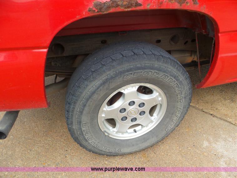 image for item L6977 2002 Chevrolet Silverado 1500 Ext. Cab pickup truck