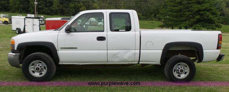 image for item N9465 2004 GMC Sierra 2500HD Ext. Cab pickup truck