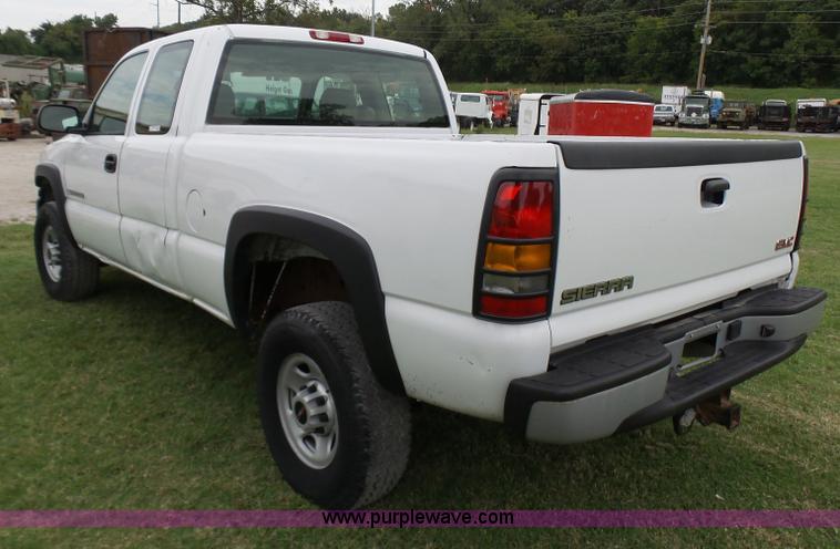 image for item N9465 2004 GMC Sierra 2500HD Ext. Cab pickup truck