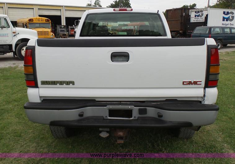 image for item N9465 2004 GMC Sierra 2500HD Ext. Cab pickup truck