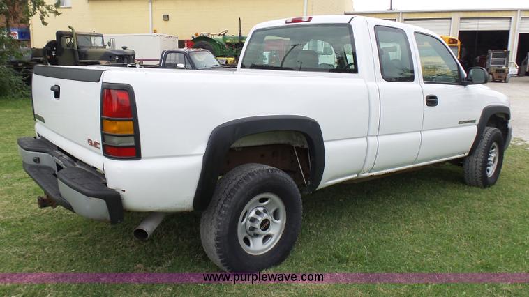 image for item N9465 2004 GMC Sierra 2500HD Ext. Cab pickup truck