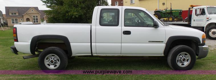image for item N9465 2004 GMC Sierra 2500HD Ext. Cab pickup truck
