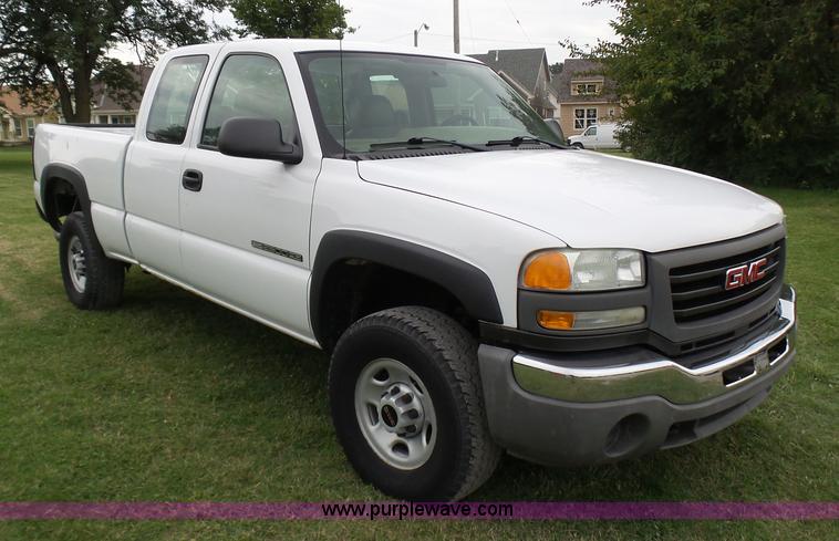 image for item N9465 2004 GMC Sierra 2500HD Ext. Cab pickup truck