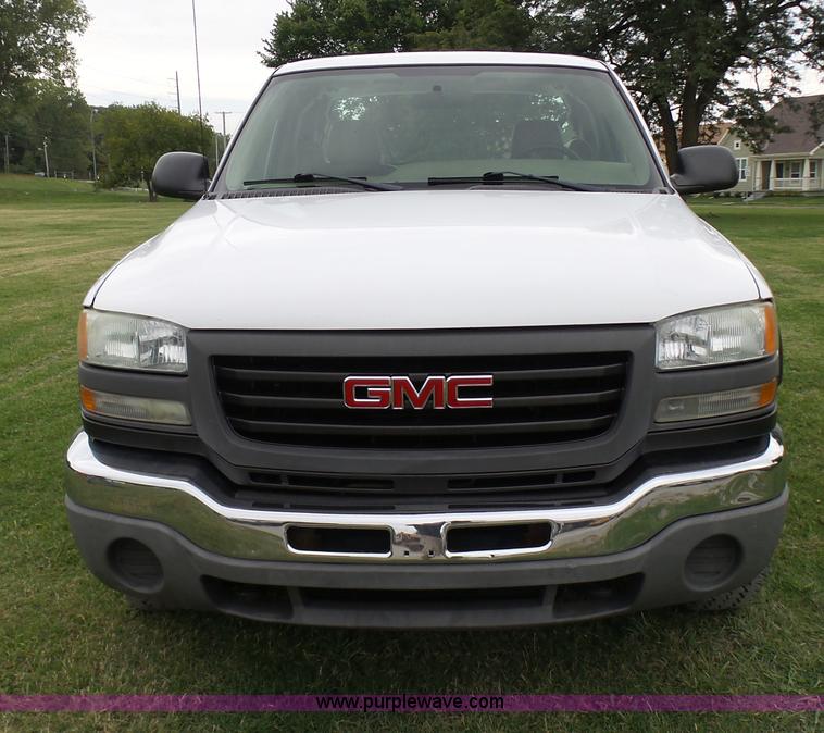 image for item N9465 2004 GMC Sierra 2500HD Ext. Cab pickup truck
