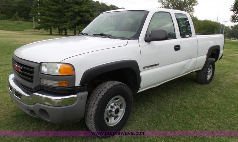 image for item N9465 2004 GMC Sierra 2500HD Ext. Cab pickup truck