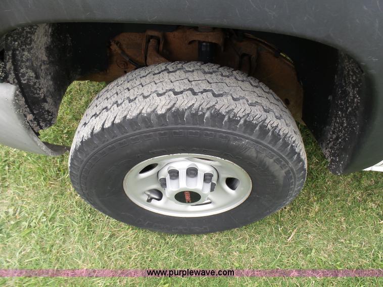 image for item N9465 2004 GMC Sierra 2500HD Ext. Cab pickup truck