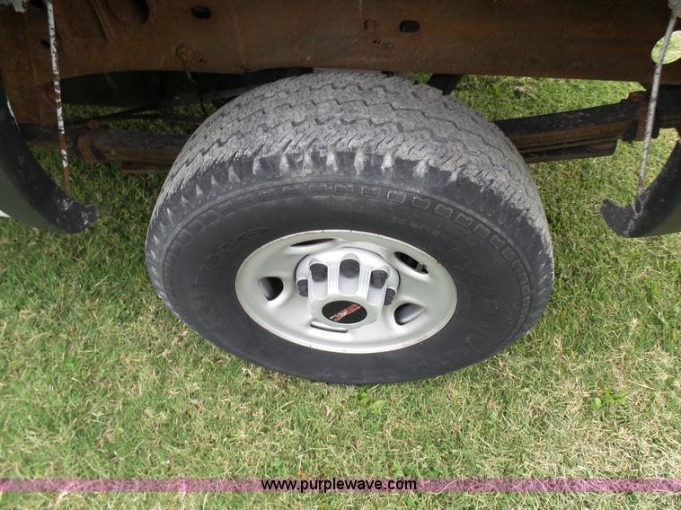 image for item N9465 2004 GMC Sierra 2500HD Ext. Cab pickup truck