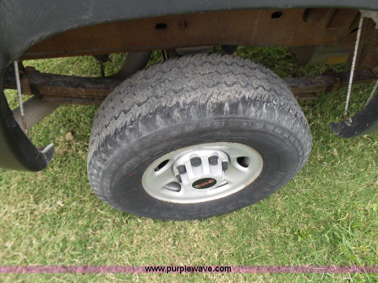 image for item N9465 2004 GMC Sierra 2500HD Ext. Cab pickup truck