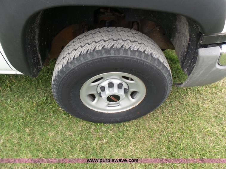 image for item N9465 2004 GMC Sierra 2500HD Ext. Cab pickup truck