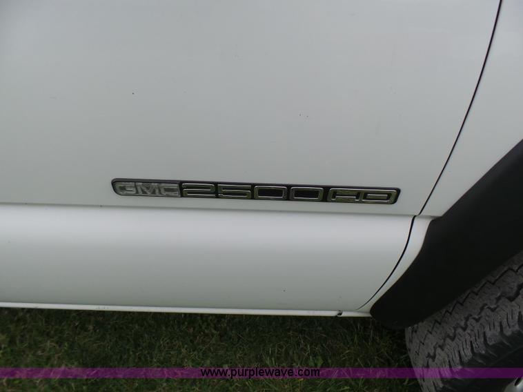 image for item N9465 2004 GMC Sierra 2500HD Ext. Cab pickup truck