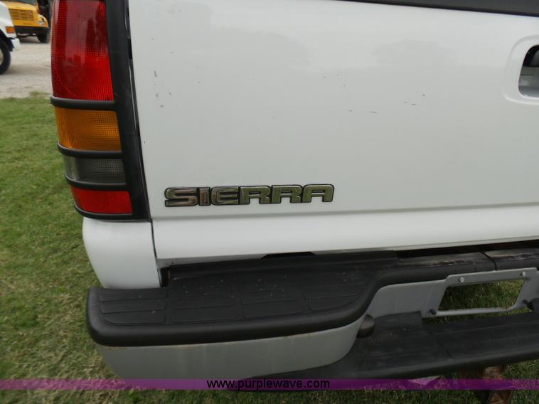 image for item N9465 2004 GMC Sierra 2500HD Ext. Cab pickup truck