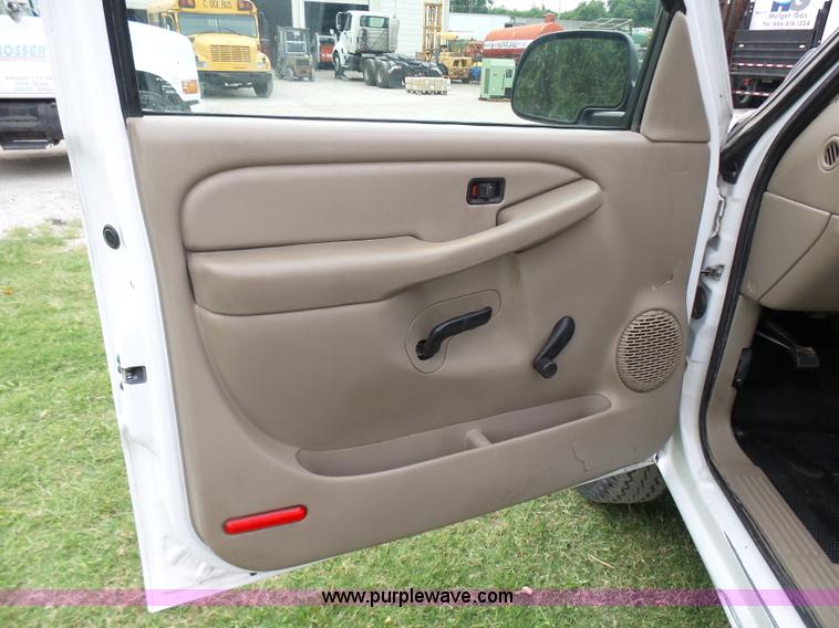 image for item N9465 2004 GMC Sierra 2500HD Ext. Cab pickup truck