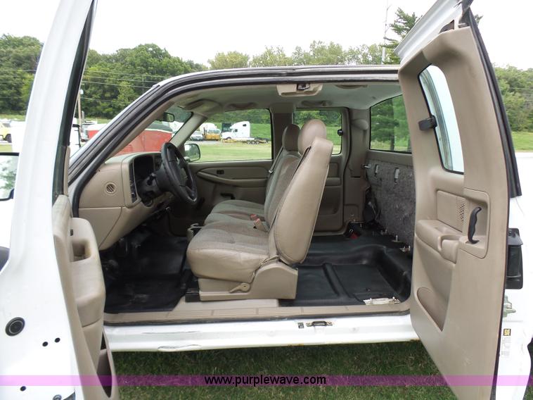 image for item N9465 2004 GMC Sierra 2500HD Ext. Cab pickup truck