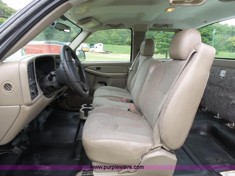 image for item N9465 2004 GMC Sierra 2500HD Ext. Cab pickup truck