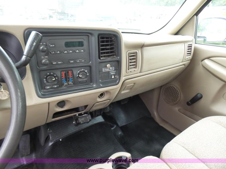 image for item N9465 2004 GMC Sierra 2500HD Ext. Cab pickup truck