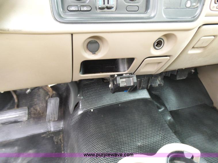 image for item N9465 2004 GMC Sierra 2500HD Ext. Cab pickup truck