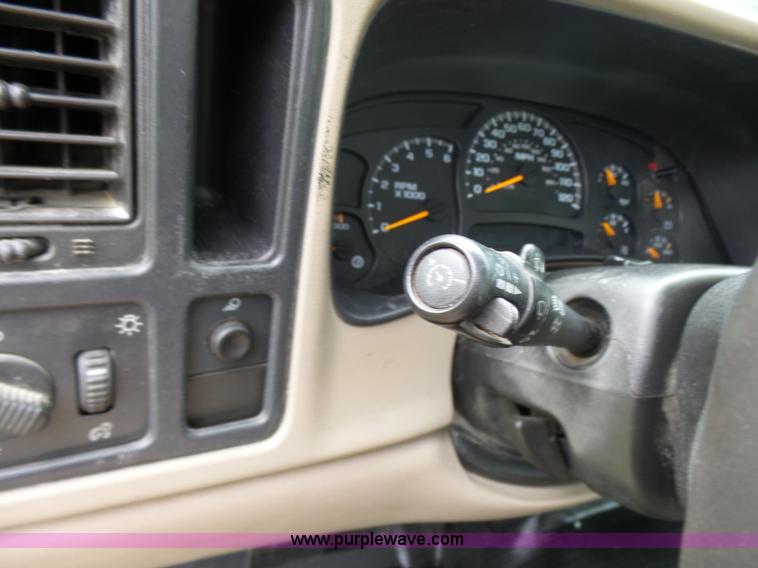 image for item N9465 2004 GMC Sierra 2500HD Ext. Cab pickup truck