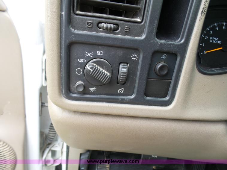 image for item N9465 2004 GMC Sierra 2500HD Ext. Cab pickup truck