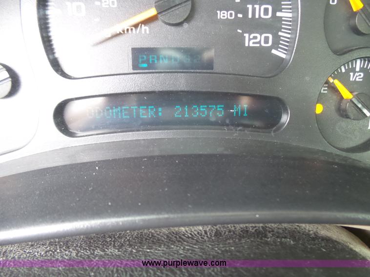 image for item N9465 2004 GMC Sierra 2500HD Ext. Cab pickup truck