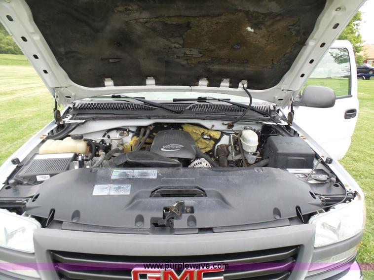 image for item N9465 2004 GMC Sierra 2500HD Ext. Cab pickup truck