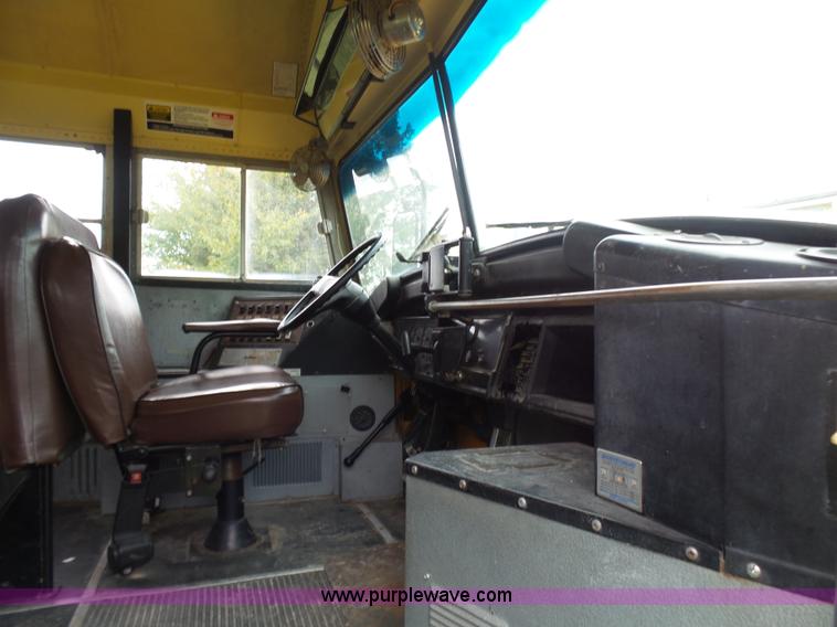 image for item N9467 1990 International 3700 bus