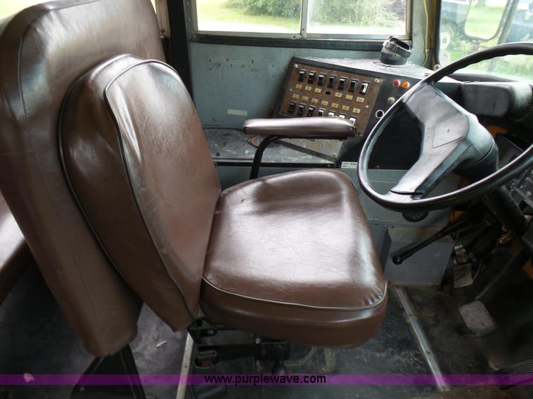 image for item N9467 1990 International 3700 bus