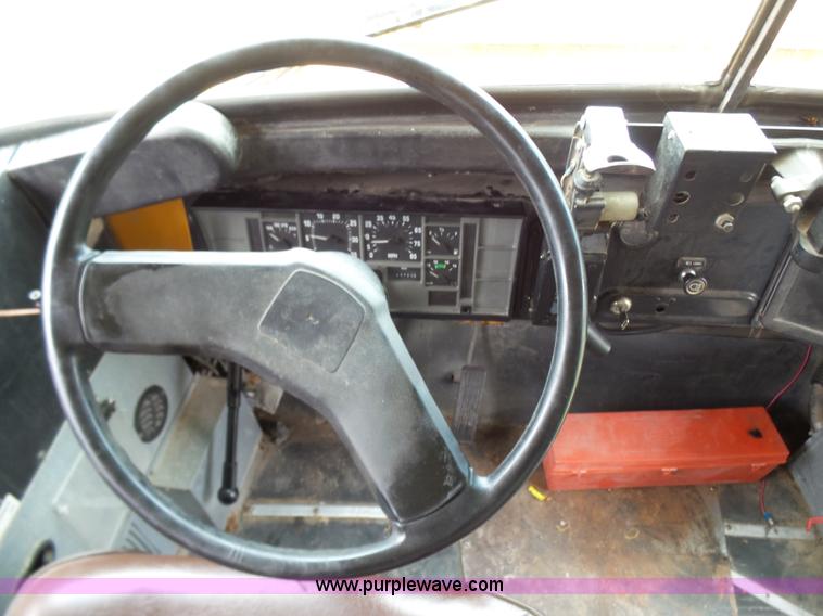 image for item N9467 1990 International 3700 bus