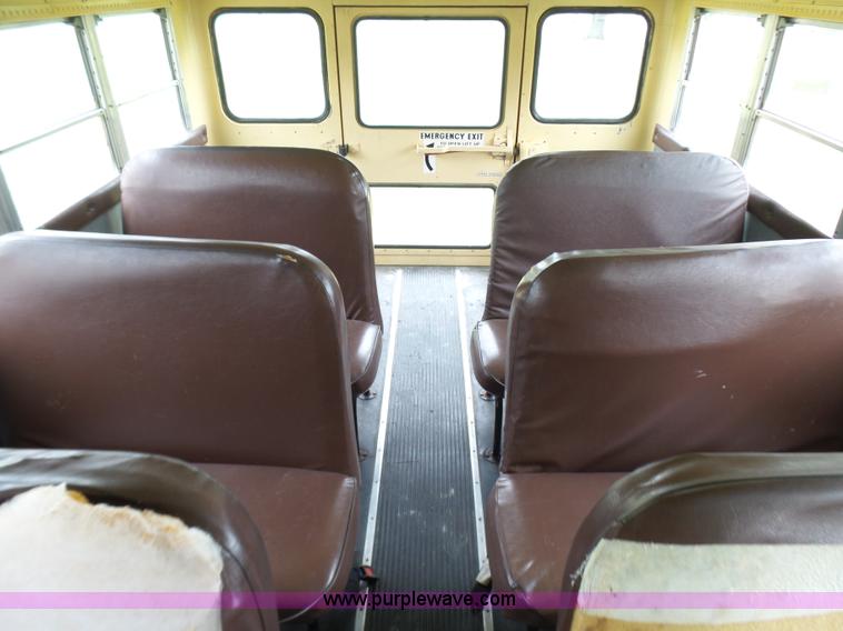 image for item N9467 1990 International 3700 bus