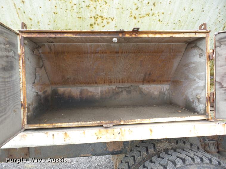 image for item AG9454 1997 Ford LNT8000 ANFO bulk handling truck