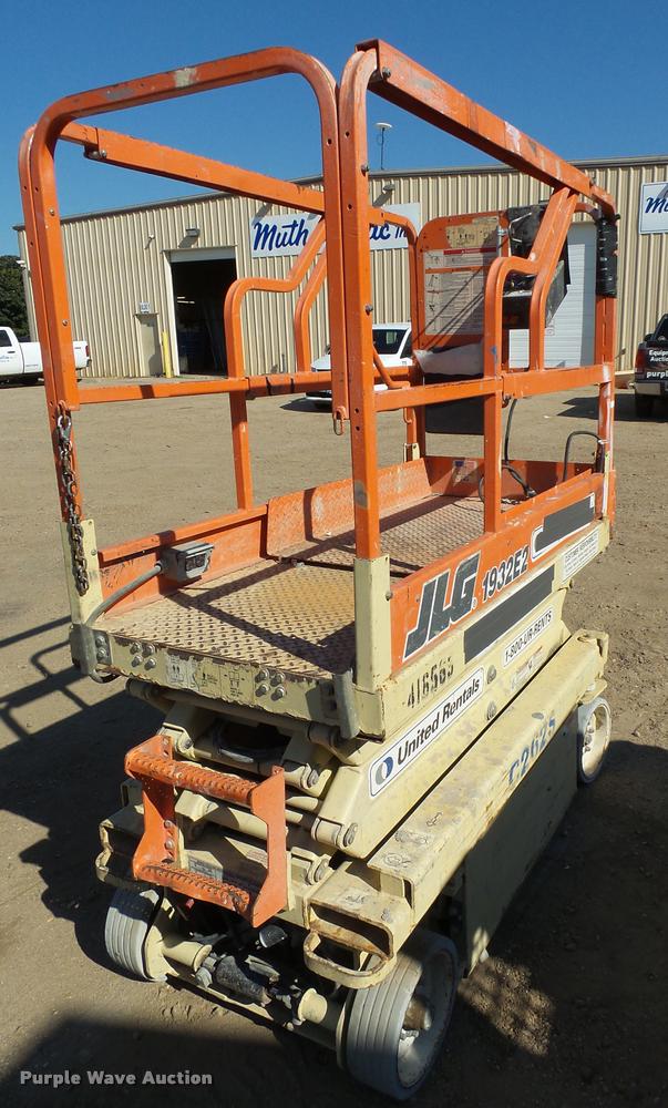 image for item AL9132 JLG 1932E2 scissor lift