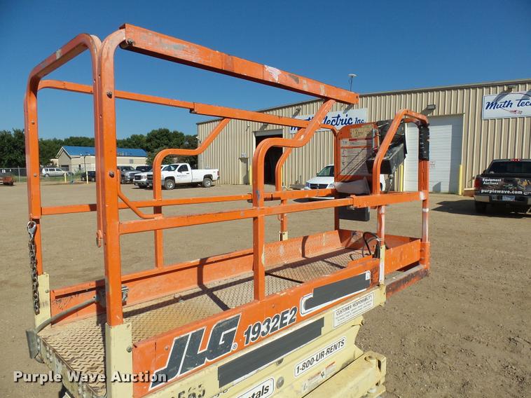 image for item AL9132 JLG 1932E2 scissor lift