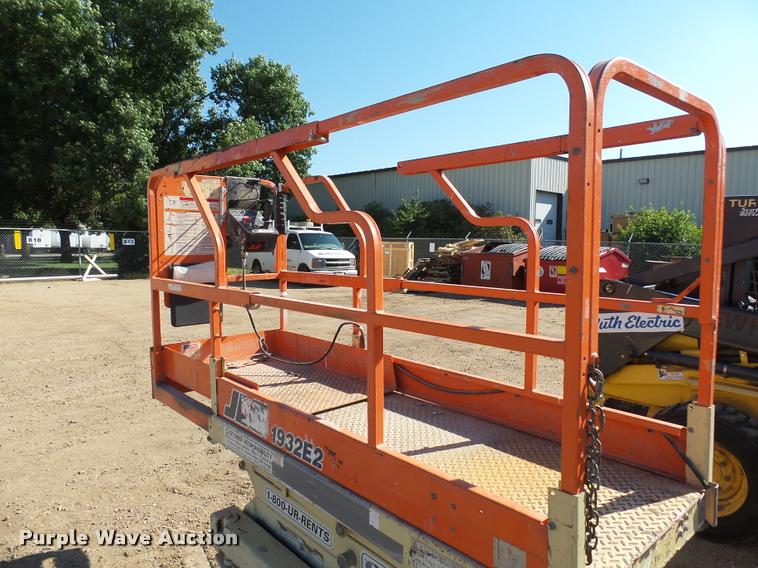 image for item AL9132 JLG 1932E2 scissor lift