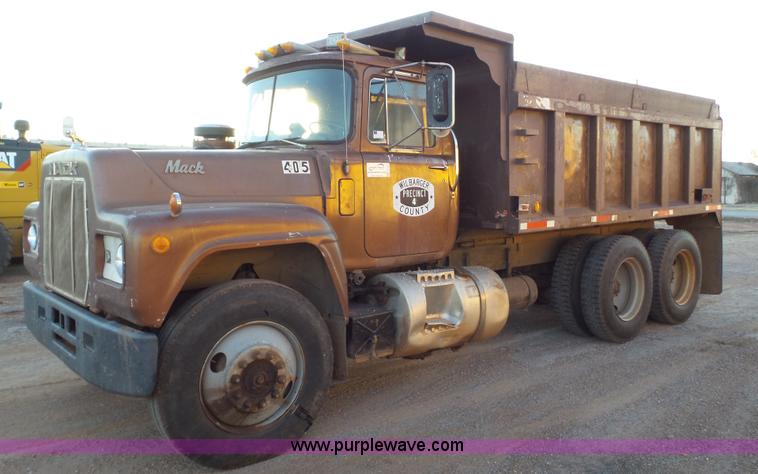 image for item H1651 1981 Mack R686ST dump truck