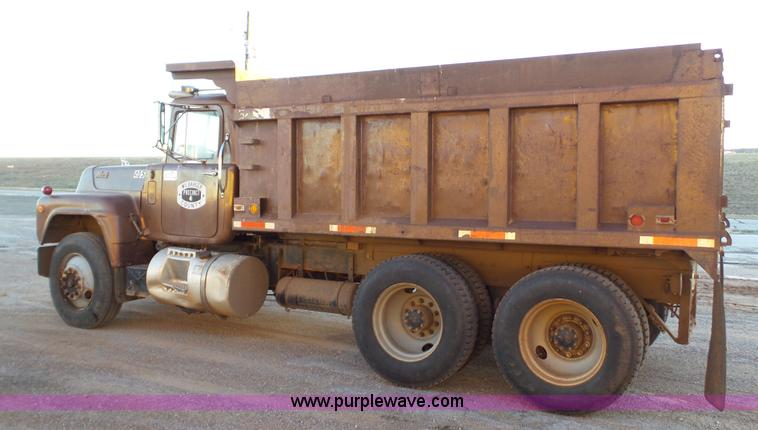 image for item H1651 1981 Mack R686ST dump truck