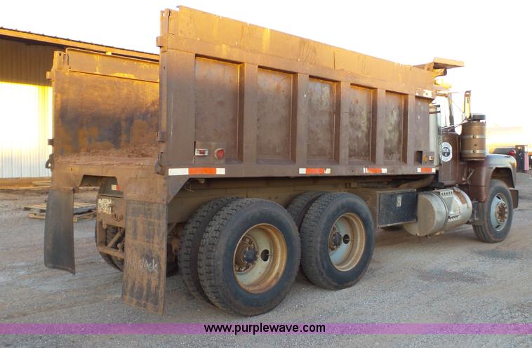 image for item H1651 1981 Mack R686ST dump truck