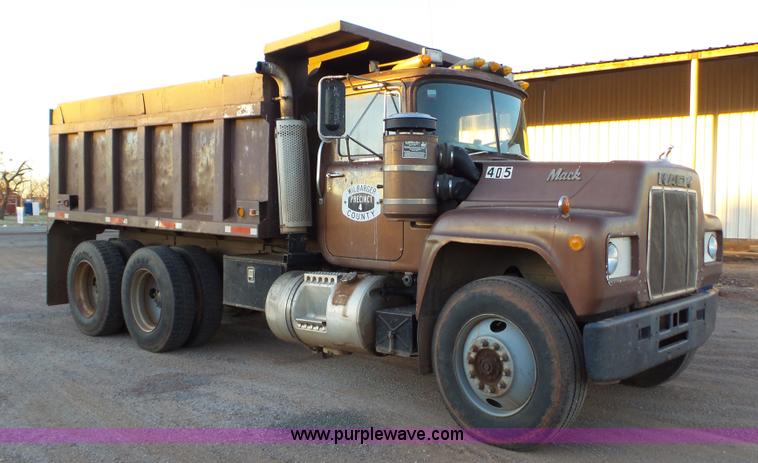 image for item H1651 1981 Mack R686ST dump truck