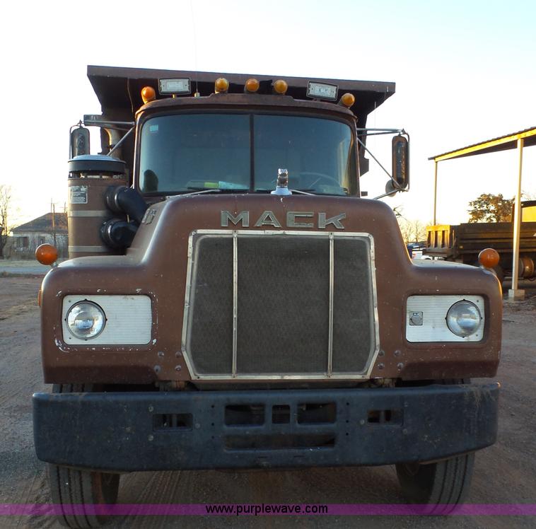 image for item H1651 1981 Mack R686ST dump truck