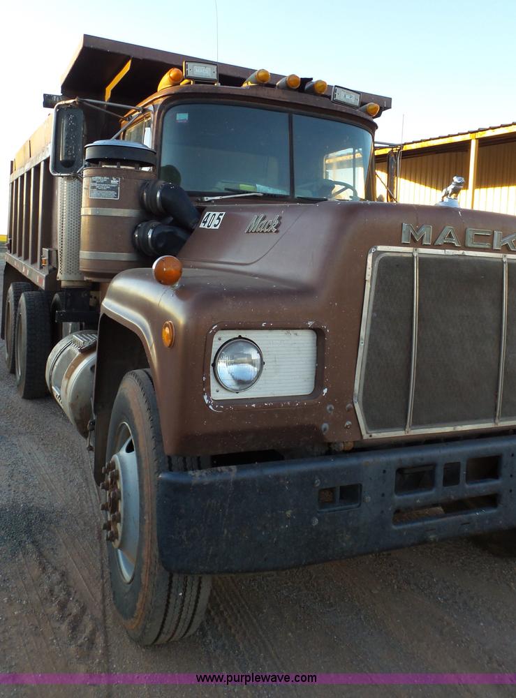 image for item H1651 1981 Mack R686ST dump truck