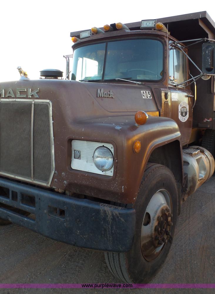 1981 Mack R686ST dump truck in Harrold, TX | Item H1651 sold | Purple Wave