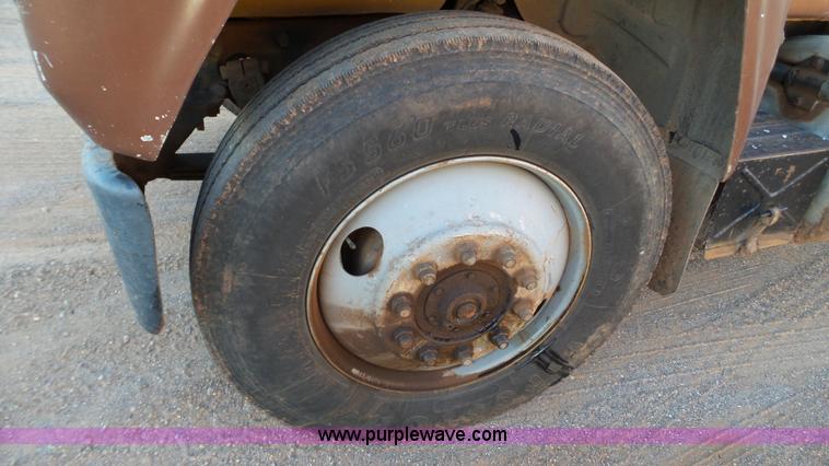 image for item H1651 1981 Mack R686ST dump truck