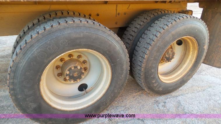 image for item H1651 1981 Mack R686ST dump truck