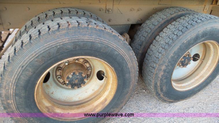 image for item H1651 1981 Mack R686ST dump truck